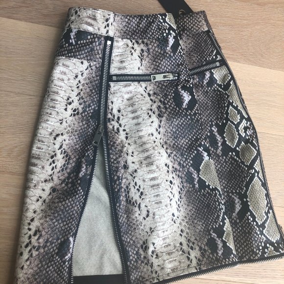 NEW WITH TAGS I.AM.GIA Women’s Jagger SnakeSkin Skirt Small - Picture 4 of 4